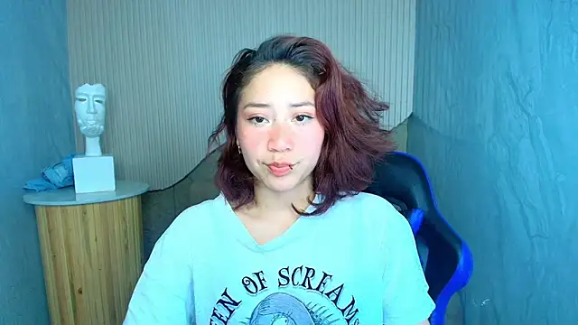 Snapshot of valentina_r_ chatting on 10.11.25 valentina r online show from 10.11.25