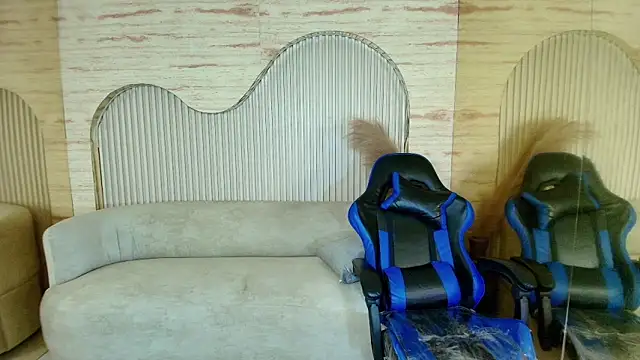 Snapshot of valentina_r_ chatting on 10.24.25 valentina r online show from 10.24.25