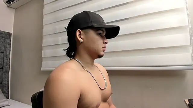 Snapshot of Riky_Strong chatting on 11.07.25 Riky Strong online show from 11.07.25