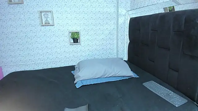 Snapshot of lisa_logan chatting on 02.15.26 lisa logan online show from 02.15.26