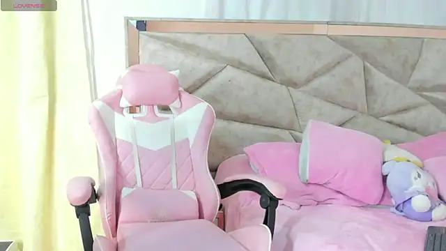 kendal hot01 online show from 10.17.25