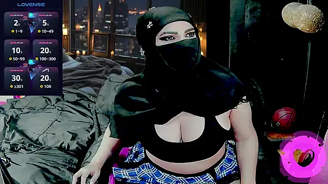 Snapshot of SultanaLayla chatting on 11.06.25 SultanaLayla online show from 11.06.25