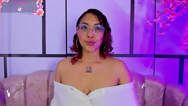 Snapshot of Olivejoness chatting on 09.19.25 Olivejoness online show from 09.19.25