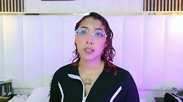 Snapshot of Olivejoness chatting on 10.05.25 Olivejoness online show from 10.05.25