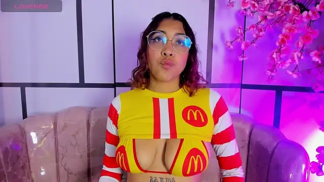 Snapshot of Olivejoness chatting on 10.22.25 Olivejoness online show from 10.22.25