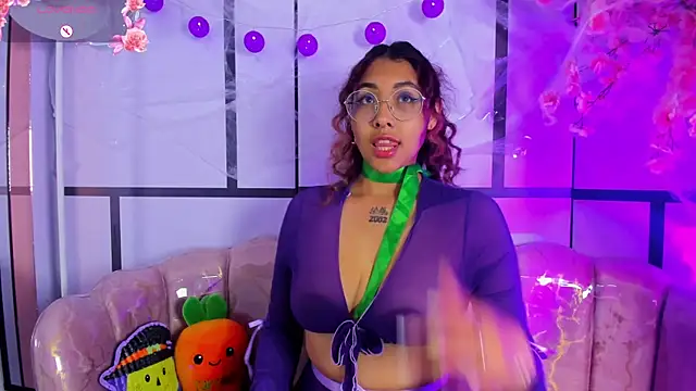 Snapshot of Olivejoness chatting on 10.23.25 Olivejoness online show from 10.23.25