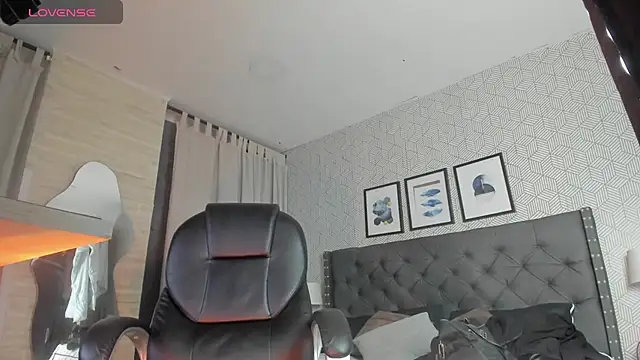 Snapshot of sweet__vanessa1 chatting on 10.14.25 sweet vanessa1 online show from 10.14.25