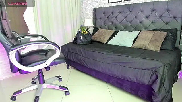 Snapshot of sweet__vanessa1 chatting on 10.24.25 sweet vanessa1 online show from 10.24.25