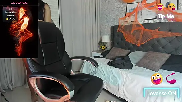 Snapshot of sweet__vanessa1 chatting on 10.27.25 sweet vanessa1 online show from 10.27.25