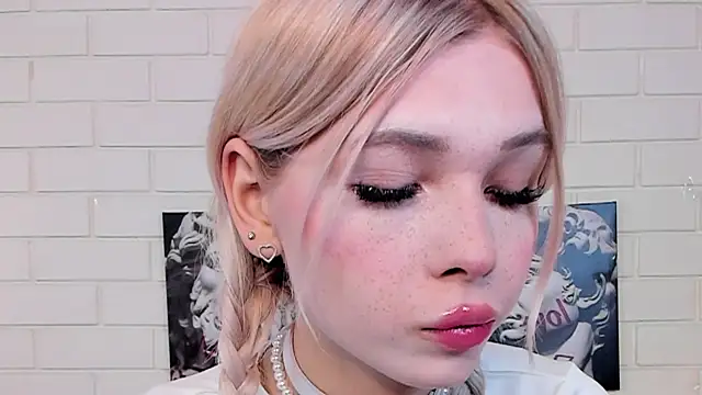 Blondy Fina online show from 10.25.25