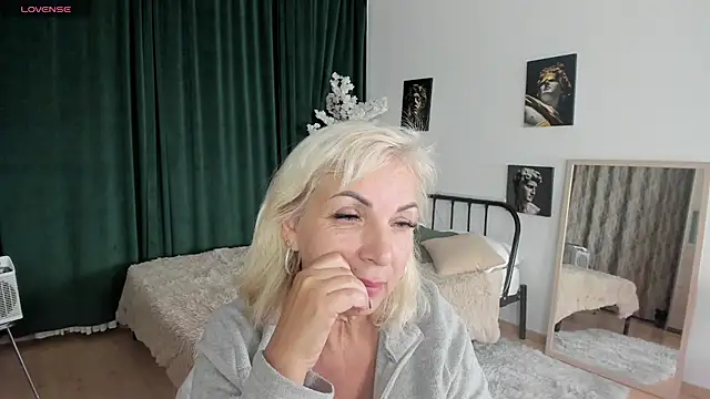 LiliaMoons online show from 10.13.25