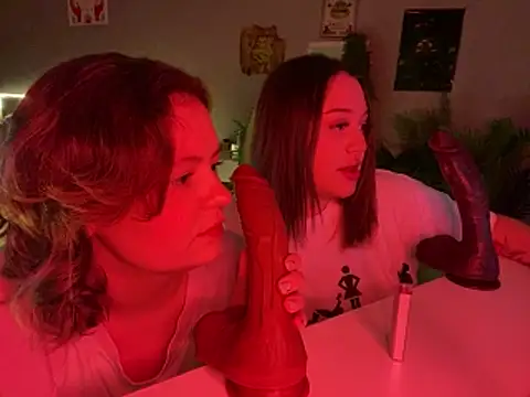 Snapshot of MoonIvy_ chatting on 11.15.25 MoonIvy online show from 11.15.25