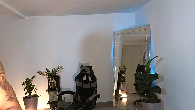 Snapshot of Wyatt_Rose chatting on 10.01.25 Wyatt Rose online show from 10.01.25