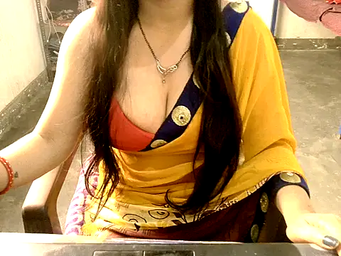Snapshot of RIYA_SOOD chatting on 10.22.25 RIYA SOOD online show from 10.22.25