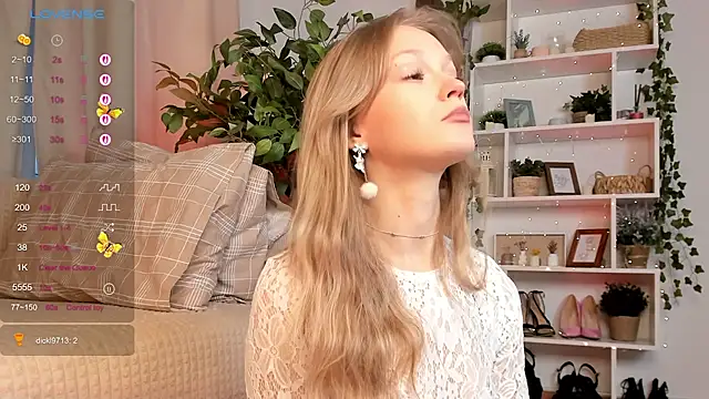 Snapshot of Kara_smalltits chatting on 10.11.25 Kara smalltits online show from 10.11.25