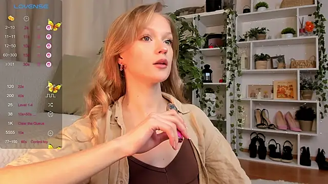 Snapshot of Kara_smalltits chatting on 11.03.25 Kara smalltits online show from 11.03.25