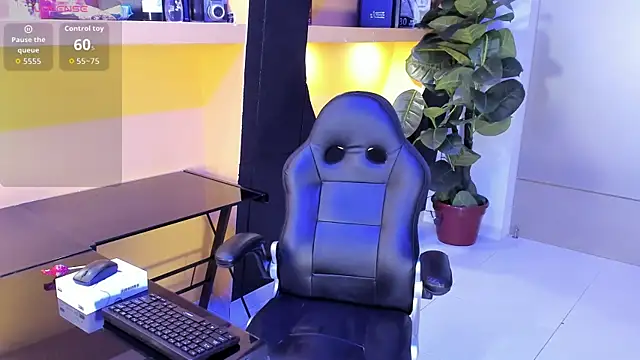 Snapshot of Bela_Jones chatting on 09.28.25 Bela Jones online show from 09.28.25