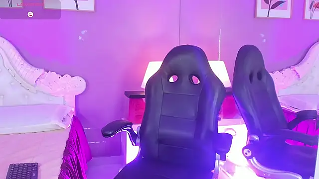 Snapshot of Bela_Jones chatting on 10.25.25 Bela Jones online show from 10.25.25