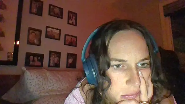 Snapshot of forbiddenbabygirl chatting on 11.04.25 forbiddenbabygirl online show from 11.04.25