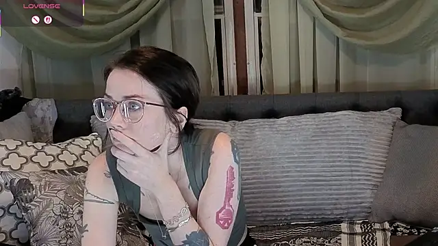 Snapshot of kohlbird chatting on 10.22.25 kohlbird online show from 10.22.25