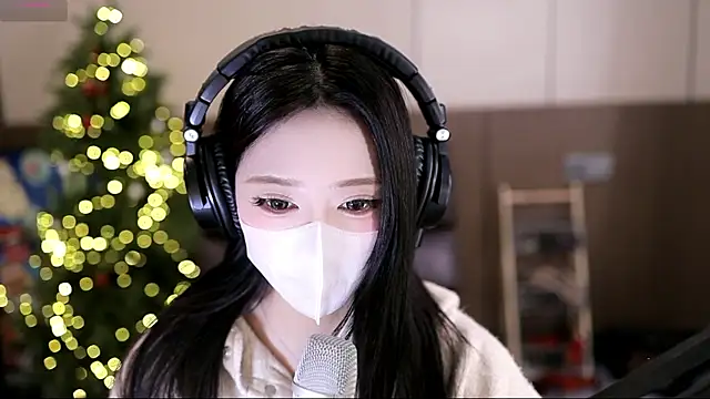 Snapshot of yaya_1888 chatting on 10.25.25 yaya 1888 online show from 10.25.25