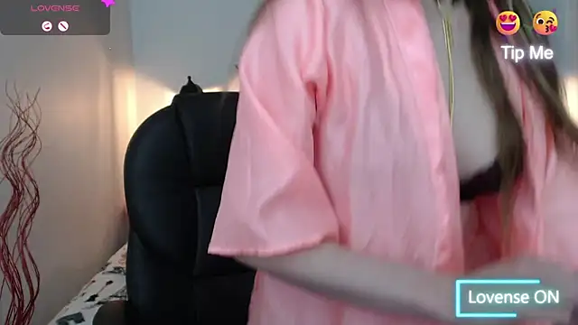 Snapshot of velvet__moon chatting on 09.22.25 velvet moon online show from 09.22.25