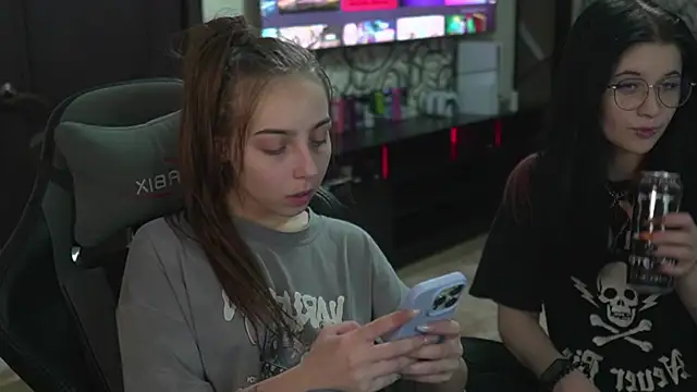 Snapshot of lis_silver chatting on 10.14.25 lis silver online show from 10.14.25