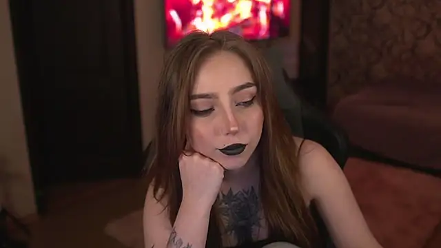 Snapshot of lis_silver chatting on 10.28.25 lis silver online show from 10.28.25