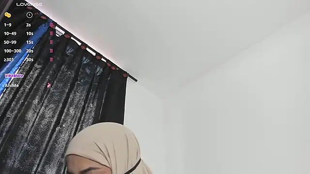 Snapshot of thaira_aly chatting on 10.22.25 thaira aly online show from 10.22.25