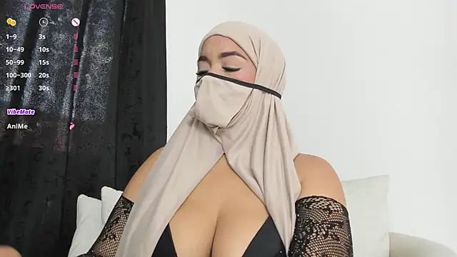 Snapshot of thaira_aly chatting on 10.28.25 thaira aly online show from 10.28.25