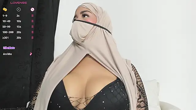 Snapshot of thaira_aly chatting on 11.04.25 thaira aly online show from 11.04.25