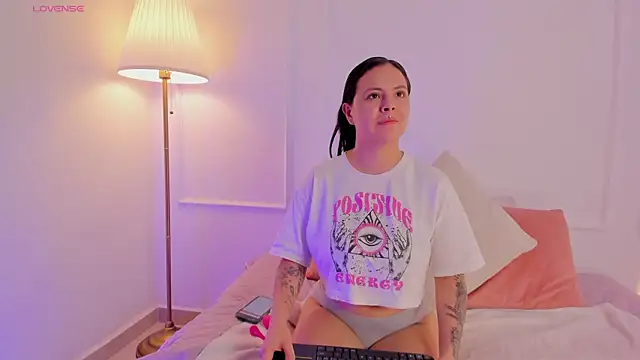 Snapshot of angelica_cross_ chatting on 10.28.25 angelica cross online show from 10.28.25