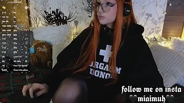 Snapshot of mia__yui chatting on 12.15.25 mia yui online show from 12.15.25