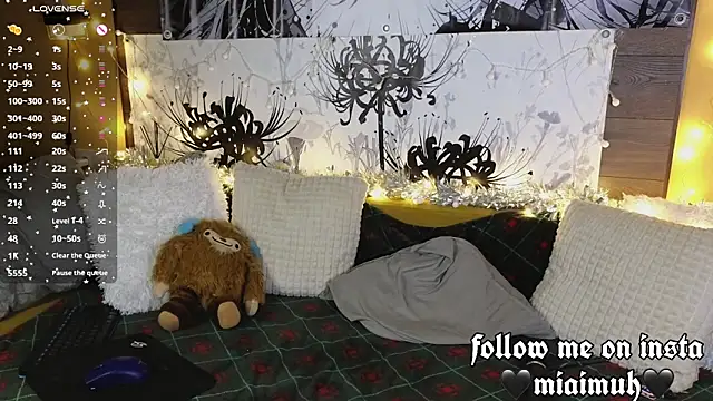 Snapshot of mia__yui chatting on 12.18.25 mia yui online show from 12.18.25