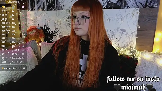 Snapshot of mia__yui chatting on 12.19.25 mia yui online show from 12.19.25