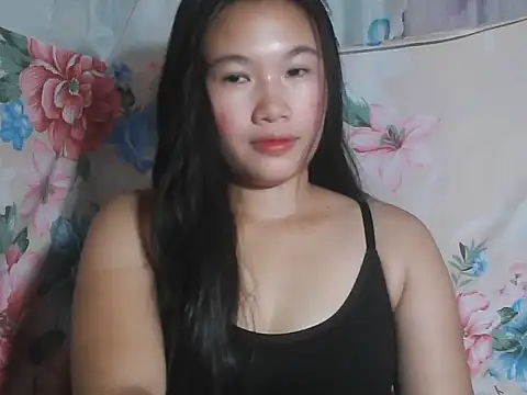 Snapshot of Katie_Winslet chatting on 10.04.25 Katie Winslet online show from 10.04.25