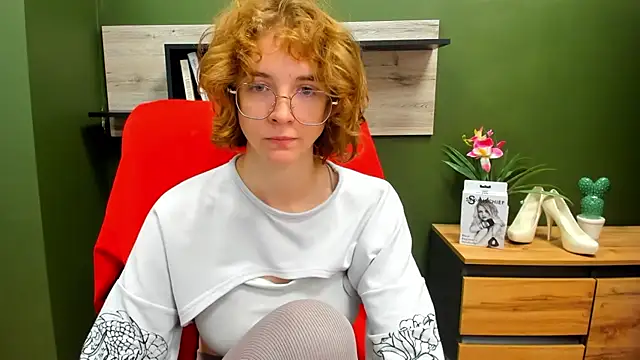 Snapshot of juicyPenny chatting on 09.17.25 juicyPenny online show from 09.17.25