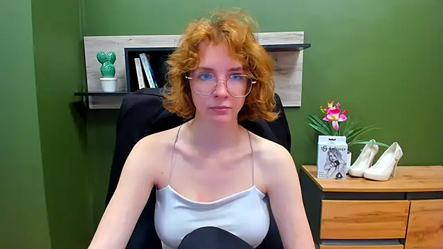 Snapshot of juicyPenny chatting on 09.18.25 juicyPenny online show from 09.18.25