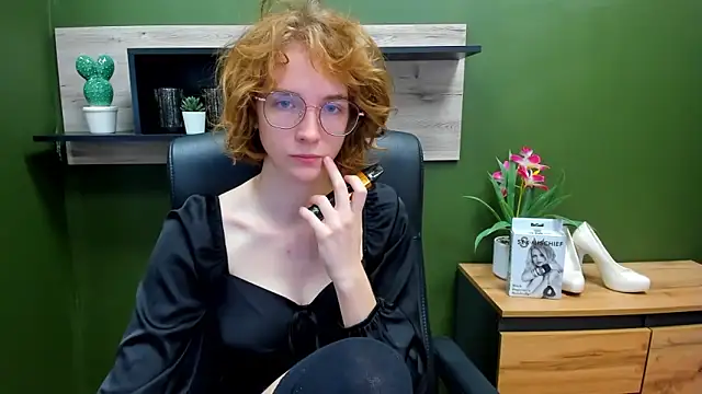 Snapshot of juicyPenny chatting on 09.25.25 juicyPenny online show from 09.25.25