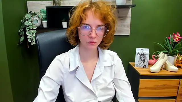 Snapshot of juicyPenny chatting on 10.13.25 juicyPenny online show from 10.13.25