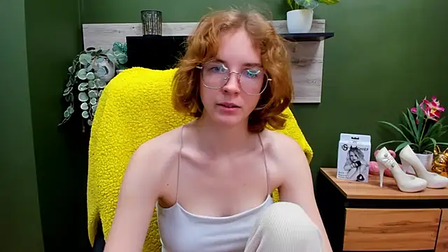 Snapshot of juicyPenny chatting on 10.20.25 juicyPenny online show from 10.20.25