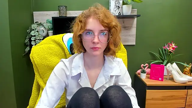 Snapshot of juicyPenny chatting on 10.24.25 juicyPenny online show from 10.24.25