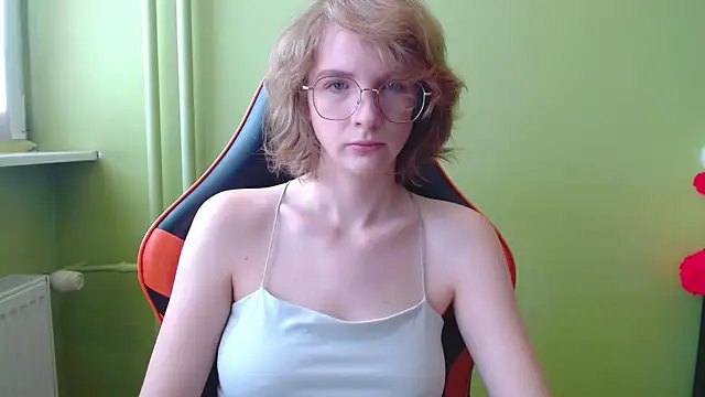 Snapshot of juicyPenny chatting on 04.28.26 juicyPenny online show from 04.28.26