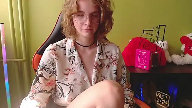 Snapshot of juicyPenny chatting on 06.21.26 juicyPenny online show from 06.21.26