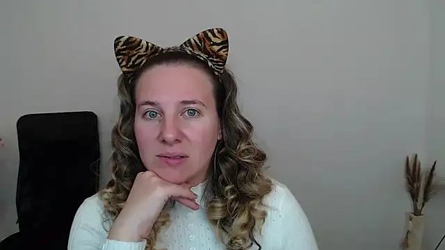 Snapshot of Darklure_ chatting on 10.14.25 Darklure online show from 10.14.25