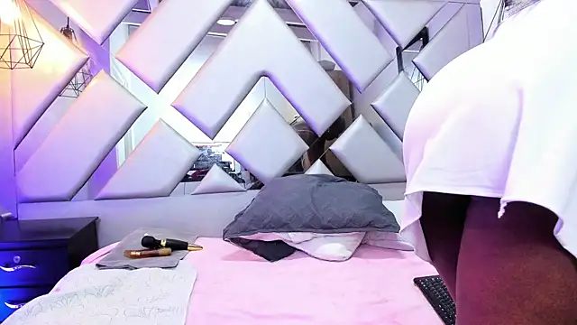 Snapshot of Lorenn_Hill chatting on 09.26.25 Lorenn Hill online show from 09.26.25