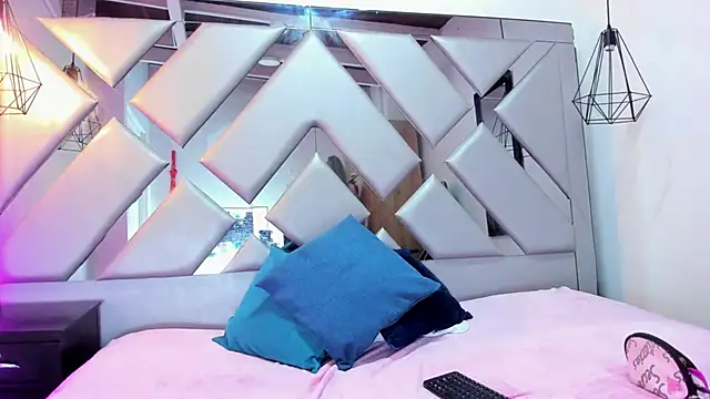 Snapshot of Lorenn_Hill chatting on 09.30.25 Lorenn Hill online show from 09.30.25