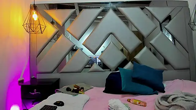 Snapshot of Lorenn_Hill chatting on 10.12.25 Lorenn Hill online show from 10.12.25