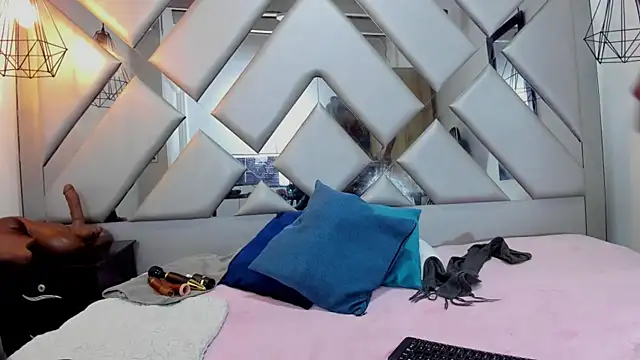 Snapshot of Lorenn_Hill chatting on 10.18.25 Lorenn Hill online show from 10.18.25