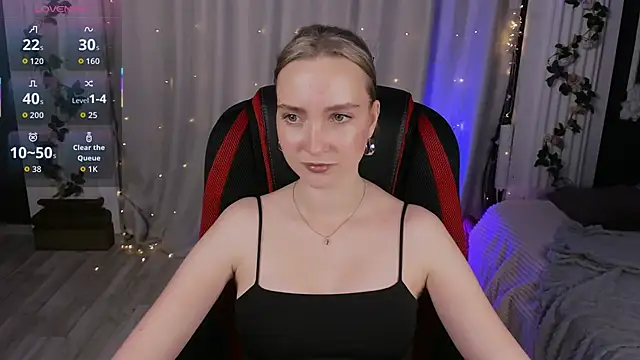 Snapshot of EllaBloom chatting on 09.24.25 EllaBloom online show from 09.24.25